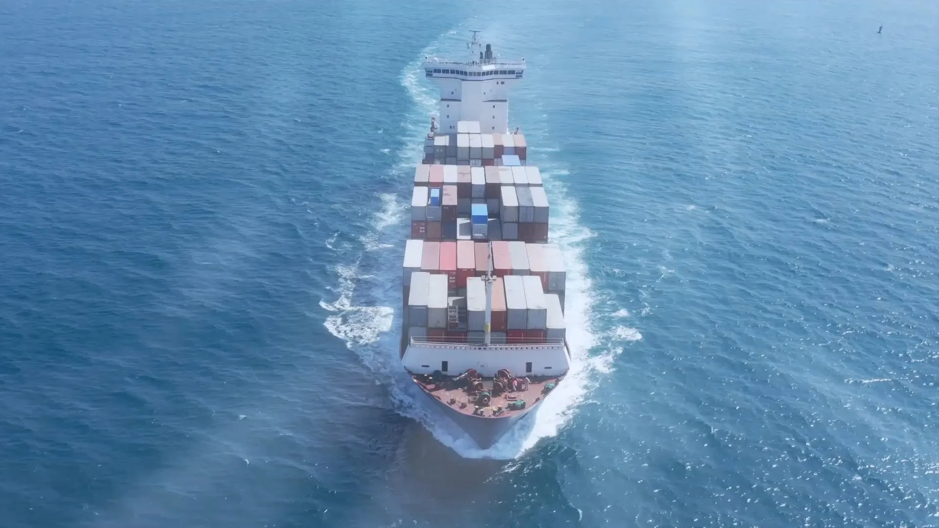 Containerfartyg till havs sett ovanifrån