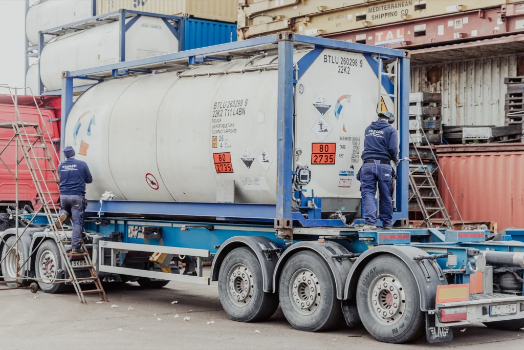 En tankcontainer på ett lastbilschassi under service.