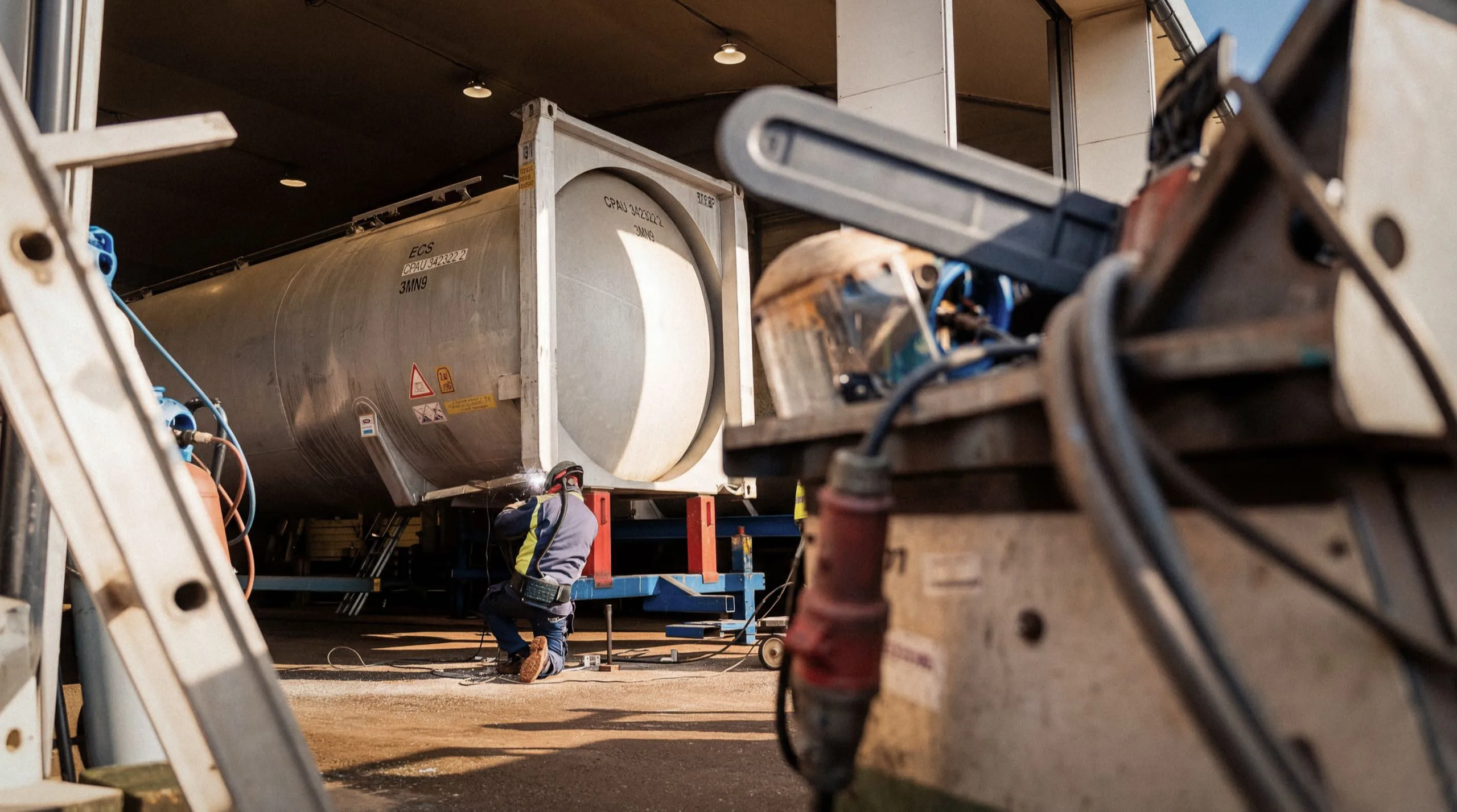 En tankcontainer under arbete i Elfcons verkstad.